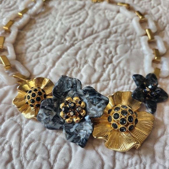 Elegant floral statement necklace - Picture 2 of 3